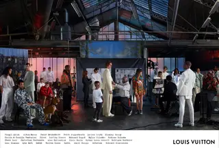 A pintura ‘Painter’s Studio’, de Gustave Courbet, é recriada no anúncio da segunda fase da campanha e reflete a visão de diversidade, inclusão e unidade de Virgil Abloh, que aparece a fazer uma prova de roupa, rodeado por membros da sua equipa, círculo social e modelos