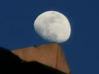 Quem disser que está tremida vá lá fora fazer uma fotografia À MÃO com um zoom 50X e depois conversa comigo