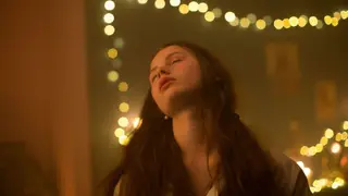 Louise Labèque no ritual vodu de “Zombie Child”, de Bertrand Bonello