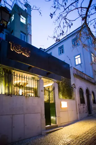 O novo 100 Maneiras está instalado no Bairro Alto, em Lisboa, na antiga morada da casa de fados Adega do Teixeira