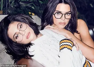 Uma linha de óculos é um dos projetos em comum das irmãs Jenner. Kendall é a modelo mais bem paga do mundo e Kylie lidera a lista da Forbes das empreendedoras bilionárias