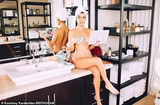 Kourtney (40 anos) é a mais velha do clã e em abril lançou a Poosh, plataforma digital que reflete o seu estilo de vida