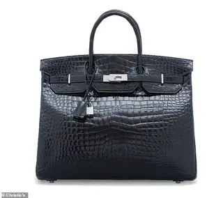 Uma Birkin 40 azul-marinho de 2012, em pele de crocodilo, ouro branco e diamantes, está avaliada em €112 mil e é a peça mais cara em licitação, a 11 de junho
