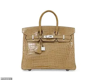 Uma Birkin Ficelle cor de café com leite, de 2007, com fecho e cadeado em ouro branco e diamantes, começa nos €79 mil