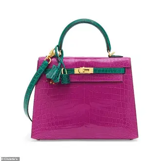 Uma Kelly 25 feita à medida em 2018, cor-de-rosa Scheherazade e verde-esmeralda, em pele de crocodilo Niloticus e acabamentos em ouro amarelo, apresenta-se na Christie’s a partir de €45 mil
