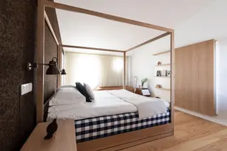 Dormir numa cama Hastens e tomar banho numa banheira de cortiça portuguesa é possível no Craveiral, numa casa para duas pessoas (€500 por noite)