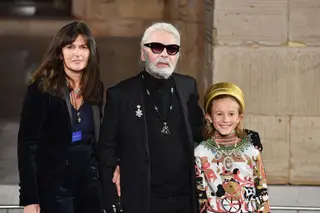 A nova diretora artística da Chanel, Virginie Viard, com Karl Lagerfeld, no desfile Métiers d’Art, o último em que surgiram juntos, em dezembro de 2018