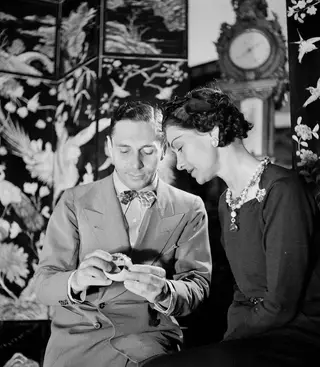Pierre Wertheimer e Coco Chanel conheceram-se em 1922, apresentados pelo fundador das Galleries Lafayette, Théophile Bader, nas corridas de cavalos em Longchamp