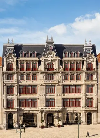 O edifício neo-clássico do Le Monumental Palace foi projetado pelo arquiteto italiano Michelangelo Soá em 1923 e tem vista sobre a Baixa do Porto