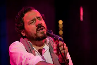 José Pedro Gil, o artista português que canta Zeca e Vinicius nestes espetáculos de celebração