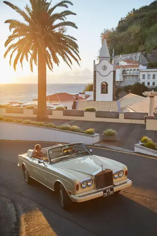 Ir até à Ponta do Sol num Rolls Royce com motorista (€160 por pessoa) para assistir ao pôr-do-sol é uma das atividades para os hóspedes