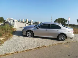 O repouso do guerreiro: o Toyota Camry estacionado junto à ponte sobre a Vala de Alpiarça