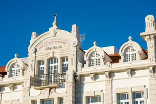 O Hotel Guadiana, de 1926, é hoje o renovado Grand Hotel, que mantém a fachada Arte Nova projetada nos anos 20 pelo arquiteto suíço Ernesto Korrodi