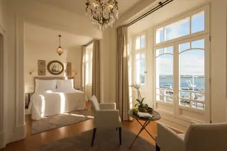 Os interiores dos 30 quartos, bem como todo o hotel, foram idealizados pela White&Kaki, empresa de design e decoração de Almancil