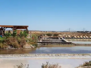 Imersão nas piscinas naturais de salinas a 30 graus de temperatura, com tratamentos com flor de sal e argila, é um dos desafios do Grand House