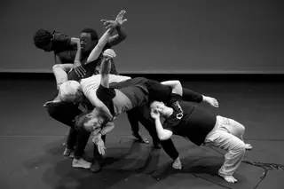 Bailarinos com Síndrome de Down dão corpo ao espetáculo "Synectikos", do Coletivo Lisarco, que sobe ao palco do Teatro Carlos Alberto no dia 20 de setembro