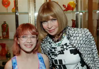 Aos 13 anos, em 2009, a bloguer Tavi Genvinson partilhava com a consagrada diretora da Vogue, Anna Wintour, as primeiras filas dos desfiles das semanas de moda