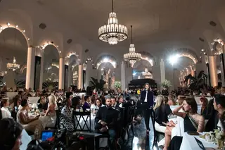 Ralph Lauren transformou o interior do Banco de Nova Iorque, em Wall Street, no ‘Ralph’s Club’, um clube noturno inspirado nos anos 20 e 30, com modelos a desfilar entre as mesas