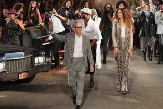 Tommy Hilfiger optou por uma apresentação imersiva para mostrar a coleção em parceria com Zendaya. A localização escolhida foi o Teatro Apollo, no Harlem, num evento ao ar livre que recriou uma festa de bairro nos anos 70