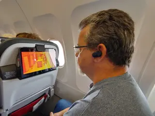 Mais discreto que isto é difícil. E mais próximo do cinema no avião também, a menos que seja dono do avião