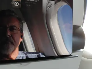 Eu na minha própria nuvem, feliz por não ter perdido um auricular de 125 € cada meio par