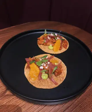 O taco de rojões (€16) é uma das propostas da cozinha de Rodrigo Osório, chef que passou por restaurantes com estrelas Michelin, como o Pizza Duomo, em Alba (Itália)