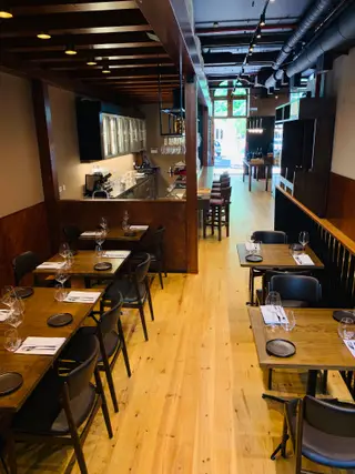 O wine bar e as salas de refeições ocupam grande parte dos 290 metros quadrados da Wines by Heart