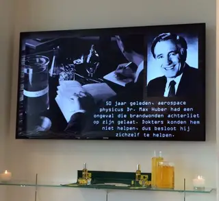 O grupo Estée Lauder recusa-se a fornecer à imprensa imagens de Max Huber, o que adensa o mistério em torno do fundador da La Mer. As poucas fotografias que existem na Internet têm pouca ou nenhuma qualidade, como a que aqui é publicada