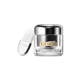 A fórmula ultra-concentrada para o pescoço e decote (€305/30ml) e a nova versão otimizada do sérum regenerador (€260/50ml) são as mais recentes novidades da La Mer