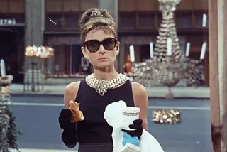 A cena inicial do filme ‘Breakfast at Tiffany’s’, com a protagonista Holly Golightly (Audrey Hepburn) a tomar o pequeno-almoço em frente à montra da Tiffany