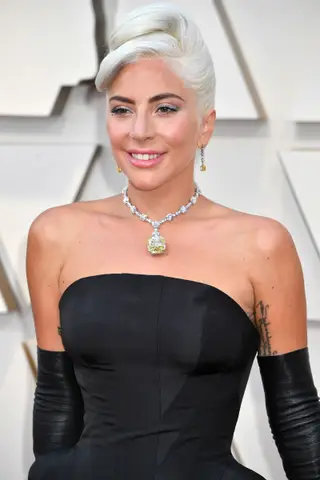 Lady Gaga apresenta-se nos Óscares de 2019 com o mesmo diamante amarelo usado por Audrey Hepburn nas fotografias de promoção do ‘Breakfast at Tiffany’, em 1961