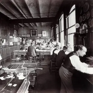 Em 1887, os artesãos do atelier da Tiffany na Union Square, em Nova Iorque, contam-se pelos dedos das mãos. Hoje são mais de 5 mil