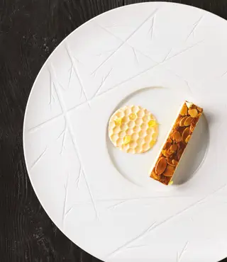 A sobremesa Picada de Abelha (página 176) remete para a iguaria alemã Bienenstich