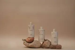Os frascos de 200 ml da 8950 foram desenhados por Sofia Magalhães, quer a edição especial com relevo (na foto) como os frascos em cerâmica cinza