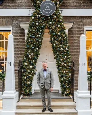 Jeremy Hackett regressa a Savile Row, onde trabalha como vendedor no início da sua carreira, para abrir uma loja no número 14, no espaço do antigo atelier de Hardy Amies