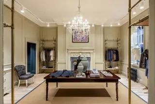 A reabilitação do antigo atelier de Hardy Amies, antigo alfaiate da rainha Elizabeth II, manteve o chão de madeira e a lareira originais