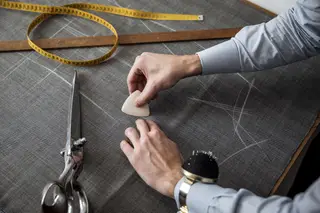 A alfaiataria ‘bespoke’ distingue-se dos fatos ‘à medida’ por implicar o desenho e corte do tecido a partir das medidas e preferências do cliente