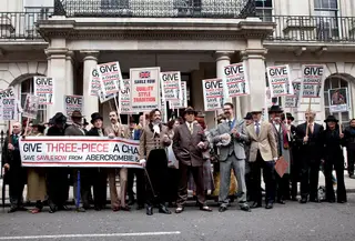 A entrada da Abercrombie&Fitch na Savile Row é alvo de protestos, que não conseguem travar a chegada deste gigante norte-americano do pronto-a-vestir