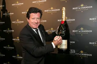 O ator Joaquim de Almeida, o primeiro ‘amigo’ da marca em Portugal, assinala a ligação com a assinatura de uma garrafa, durante a festa dos 150 anos no Pestana Carlton, em Lisboa
