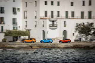 Os três modelos circulando à beira-mar após o tempora