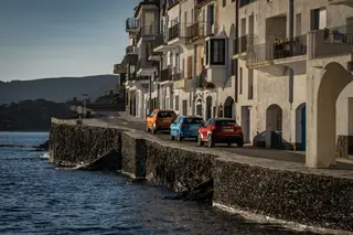 Foto ribeirinha da família Crossover Nissaan. No sentido da marcha, X-Trail, Qashqai e Juke