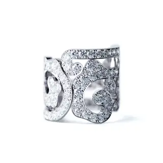 O anel Karahana, em ouro branco e diamantes, traduz a beleza infinita, através da utilização de um antigo símbolo egípcio levado para o Japão há milhares de anos