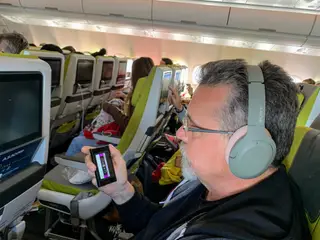 Os WH-H910N prometem 35 horas de música, nunca os consegui levar até ao fim mas devem chegar para dar conta do Walkman e ainda dar para uns filmes, o voo era só de 12 horas e meia (TAP Lisboa - S.Francisco)