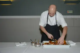 Tony Salgado, chefe do Pestana Palácio do Freixo, é o responsável pelo menu de degustação e por trinchar o galo de Barcelos assado, servido em travessas