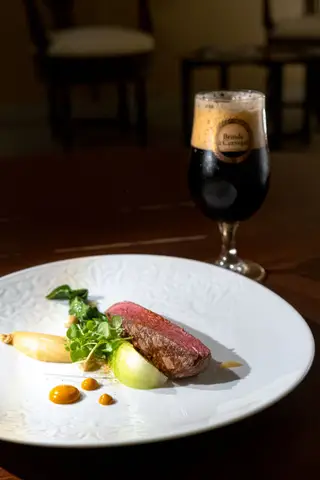 A Baltic Porter, com notas de caramelo e café, é servida com a vazia de vitela mirandesa, raça DOP desde 1997
