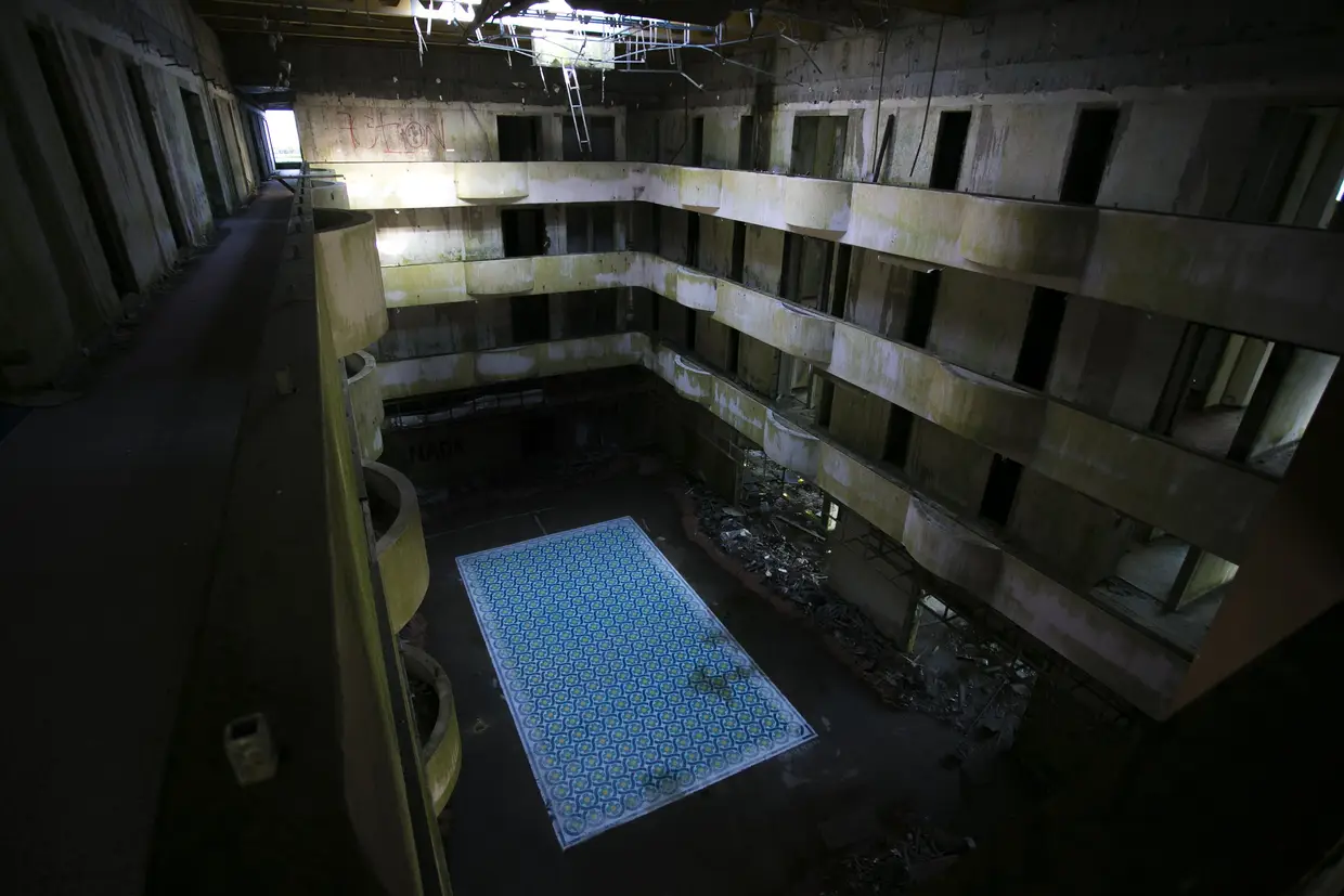 Entre os escombros, há agora uma criação artística a lançar um novo olhar ao hotel Monte Palace
