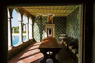 Em Vila Fresca de Azeitão, fica o Palácio e Quinta da Bacalhôa, monumento nacional dos séculos XV e XVI, com uma importante coleção de azulejos, jardim de buxos e casa de fresco