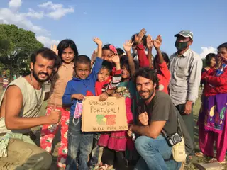Lourenço Macedo Santos (à drt.) e Pedro Queirós (à esq.) mudaram os planos que tinham para as suas vidas para ajudarem a reconstruir o Nepal