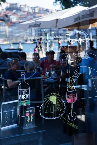 Algumas montras foram ilustradas com temas relacionados com o vinho do Porto