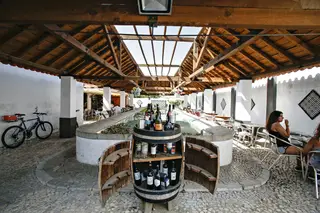 Os lavadouros municipais foram recuperados e, agora, o local acolhe a loja, café e bar Sabores & Encantos de Azeitão